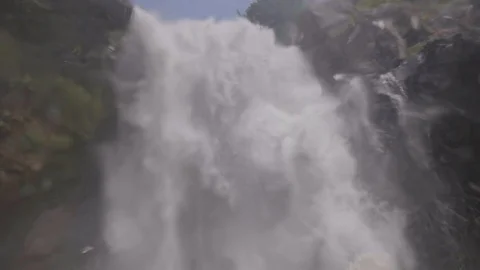 In front of big waterfall / Slowmotion Vidéo 107237571