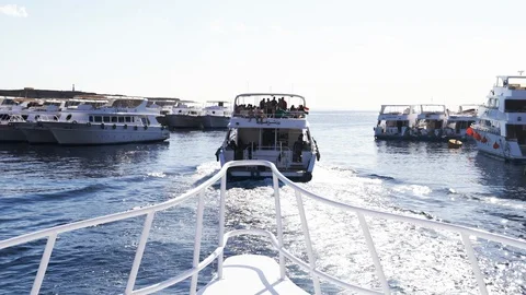 Front of boat sailing into ocean. White motor ship moving along sea, creating wa Video stock 105685980
