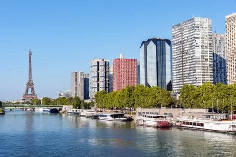 Front de Seine and Eiffel tower - Paris, France Stock Photos