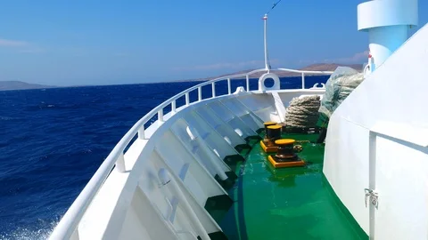 On the front deck of moving ferry boat with water splashing of the bow Vídeo Stock 116954125