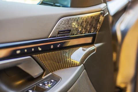Front door panel with carbon trim and Bowers and Wilkins speakers of the BMW i5M Stockfoto's