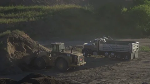 Front End Loader Dumps Dirt into Dumptruck in Quarry Vídeo Stock 81797089