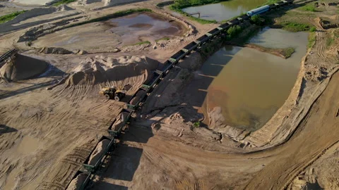 Front-end loader loading sand it to the freight train. Видео 156597889