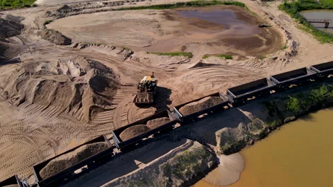 Front-end loader loading sand it to the freight train. 스톡 동영상 156619220
