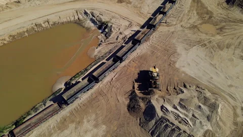 Front-end loader loading sand it to the freight train. 動画素材 156622639