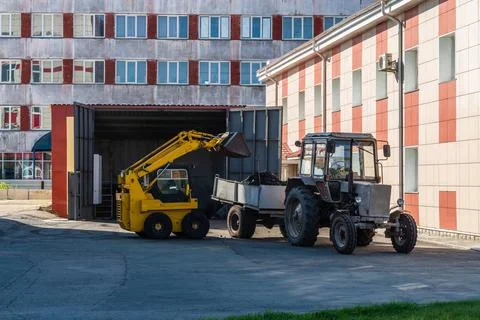 The front-end loader loads coal into a tractor trailer Stock Photos