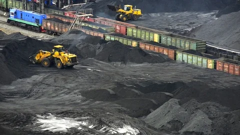 A front-end pickup sorting coal and loading into a open wagon Vidéo 88470443