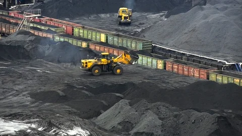 A front-end pickup sorting coal and loading into a open wagon 動画素材 88470449