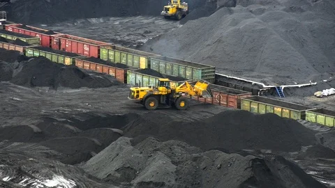 A front-end pickup sorting coal and loading into a open wagon 動画素材 88470497
