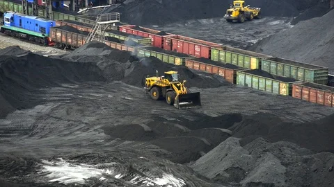 A front-end pickup sorting coal and loading into a open wagon Vidéo 88470623