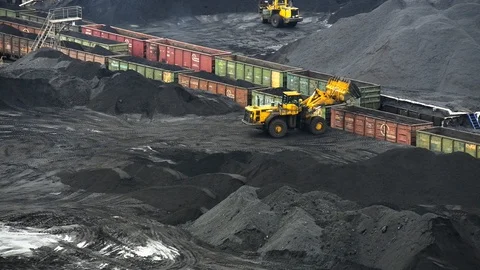 A front-end pickup sorting coal and loading into a open wagon Vidéo 88470643