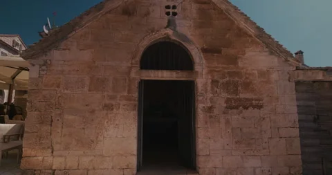 Front facade of small stone chapel with open doorway Vídeo Stock 333972684