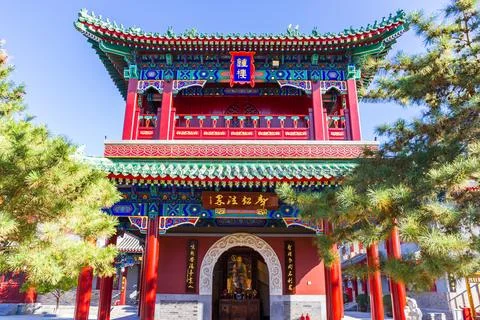 Front facade of the temple in the Dabei Monastery in Tianjin Foto stock