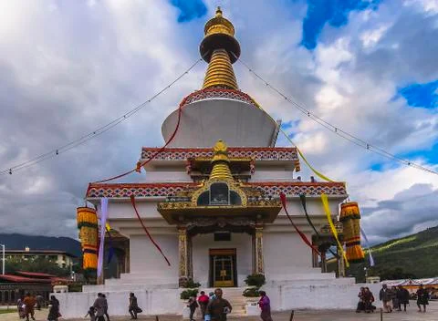 Front facade of Thimphu Chorten with its golden spire crown Foto stock
