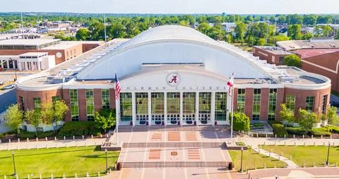 Front-facing drone aerial image of Coleman Coliseum on the University of Al.. Foto stock