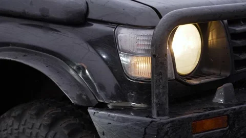 Front halogen headlights of an old SUV. A very dirty car. Vidéo 181584618