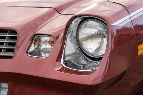 Front headlight is a close-up of an old powerful classic American car Stock-Fotos