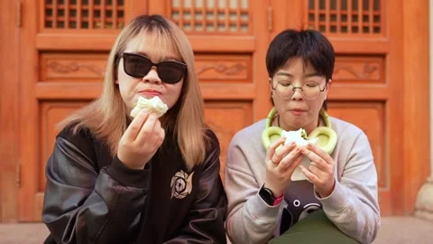 In front of a historic building on public roads on weekends in Shanghai, China. Vidéo 300931672