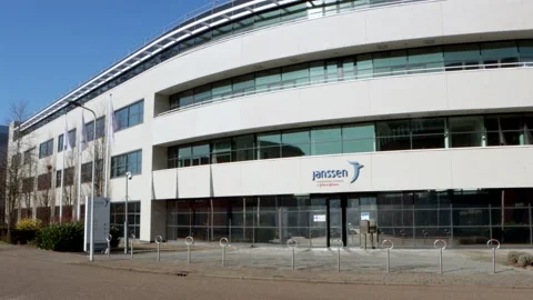 Front of the Janssen or Johnson and Johnson building in Leiden, the Vídeos de archivo 149579128