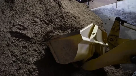 Front loader lifting a crushed clay mixture for roof tile production in a Vidéo 344254022