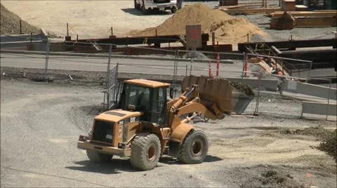 Front Loader offloads dirt at construction site Video stock 20536790