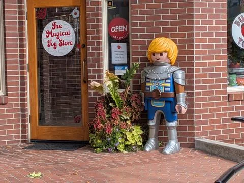 Front of “The Magical Toy Store” featuring a giant LEGO-style figure 库存照片