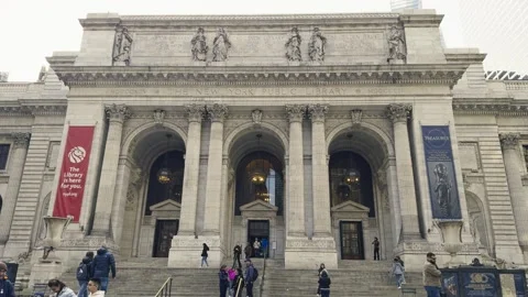 Front of New York Public Library With People on Steps Vidéo 335393955