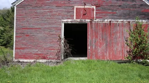 Front of an old abandoned red barn Stock-Footage 63205553
