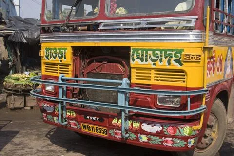 Front panel of local bus written Howrah in Bangla Bengali script ; Calcutt... Foto stock
