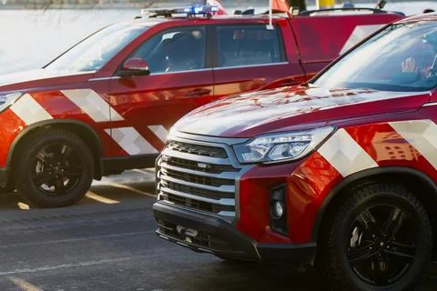 Front section of red response vehicle featuring bold grille design Stockfoto's