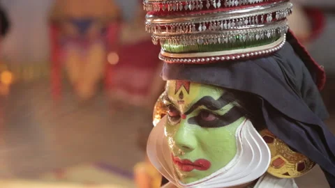 Front shot of glittering headgear going on Kathakali artist with painted face Stock-Footage 161222207