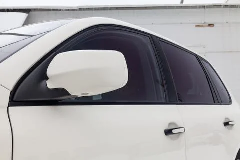 Front side mirror and window view of Porsche Cayenne 957 2007 in white color  Foto stock