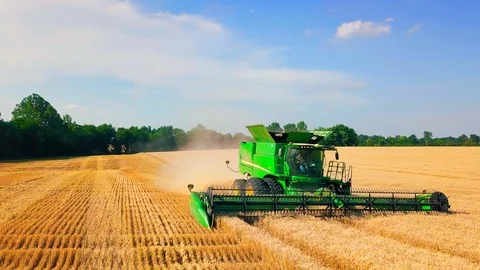 Front to Side Pan of 2018 John Deere S780 Combine Harvesting Wheat 動画素材 91004650