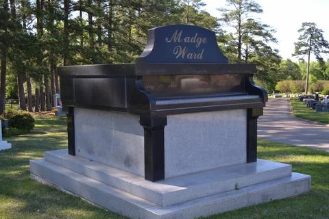 Front side view of Madge Ward monument in Rose Hill cemetery in Tyler TX. Stock Photos
