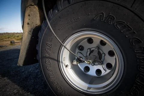 Front tyre device changing air pressure while driving super jeep Icelandic Foto stock