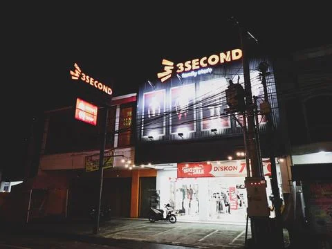 Front view of 3SECOND Clothing Store at Night Foto stock