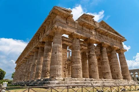 Front view of an ancient stone temple with columns 库存照片