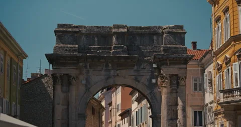 Front View of the Arch of the Sergii in Pula Video stock 335196004