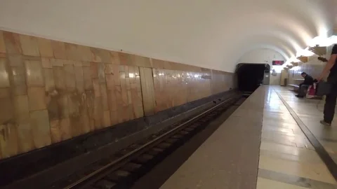 Front view of arrival of the train to the Moscow metro station Aviamotornaya 스톡 동영상 98216977