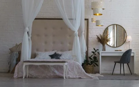 Front view of a bed and bed bench with make up mirror and table with gray mod Foto stock