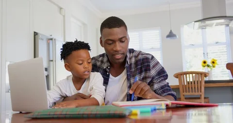 Front view of black father helping his son with homework at comfortable home 4k Vidéo 101462172