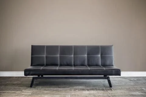 Front view of black leather sofa. Foto stock