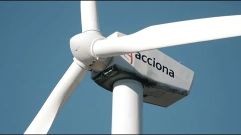 Front view of blades, rotor hub and full nacelle of a wind mill with pale sky. Stock Footage 170667390