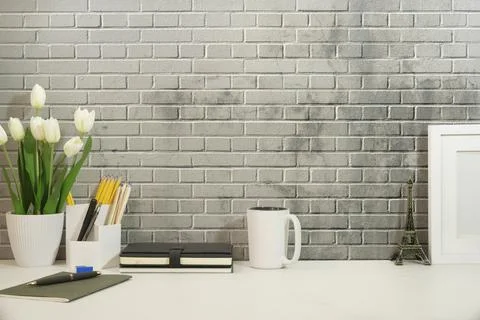 Front view blank picture frame, houseplant, pencil holder, book and coffee cu Foto stock