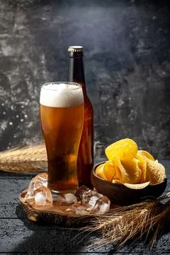 Front view bottle of bear with glass full of bear on a dark background phot.. Fotos de archivo