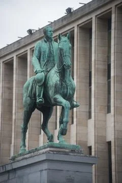 Front view of bronze statue of the king of horse on building background Fotos de archivo