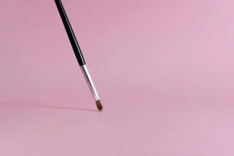 Front view brush makeup tools with pink pastel background Foto stock