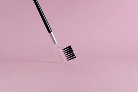 Front view brush makeup tools with pink pastel background Foto stock