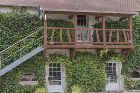 Front view of a building with a small balcony Stock Photos