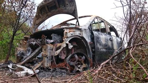 Front view of a burned down car Фото
